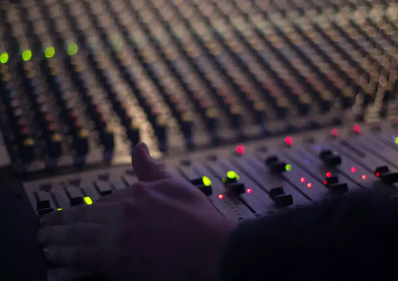 Was macht ein Musikproduzent